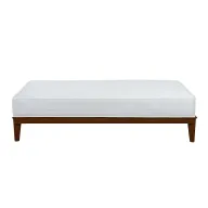 قاعدة سرير كاي من خشب الزان بتصميم بسيط وأرجل أنيقة