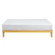 قاعدة سرير كاي من خشب الزان بتصميم بسيط وأرجل أنيقة