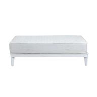 قاعدة سرير كاي من خشب الزان بتصميم بسيط وأرجل أنيقة