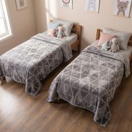 بطانية شتوية بنقشة مثلثات