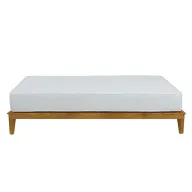 قاعدة سرير كاي من خشب الزان بتصميم بسيط وأرجل أنيقة