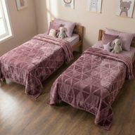 بطانية شتوية بنقشة مثلثات