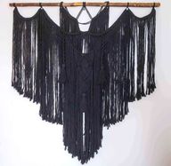 معلقة مكرمية سوداء