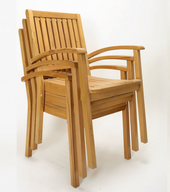 كرسي قابل للتكديس بوسادة في المقعد والظهر