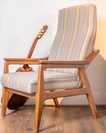 كرسي إيلونج بذراعين من خشب الزان مع مسند ظهر ومقعد منجدين