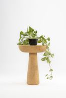 ترابيزة جانبية من الحجر الرملي المصري القديم بسطح دائري