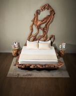 سرير من خشب الجوز