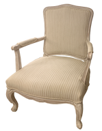 كرسي بذراعين نان بهيكل خشبي مع مسند ظهر ومقعد منجدين