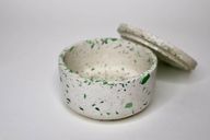 وعاء متعدد الأستخدامات مزود بغطاء