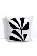 وسادة بوتانيكا – تطريز نباتي أبيض وأسود