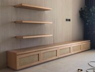 وحدة تلفزيون هوريزون من خشب البلوط مع ألواح قصب ورفوف معلقة