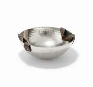 صحن بمقابض جلدية