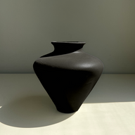 Asian vase in Black