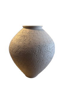 Lira Pottery Vase – Hammered Artistic Design