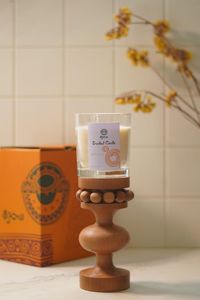 شمعة معطرة طبيعية فى وعاء زجاجي