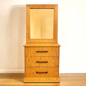 Elegant Oak Mirror Dresser With 3 Drawers