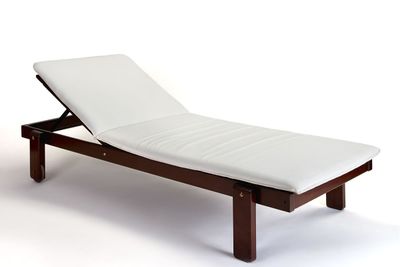 كرسي شيزلونج كلاسيك بمرتبة وقاعدة خشبية