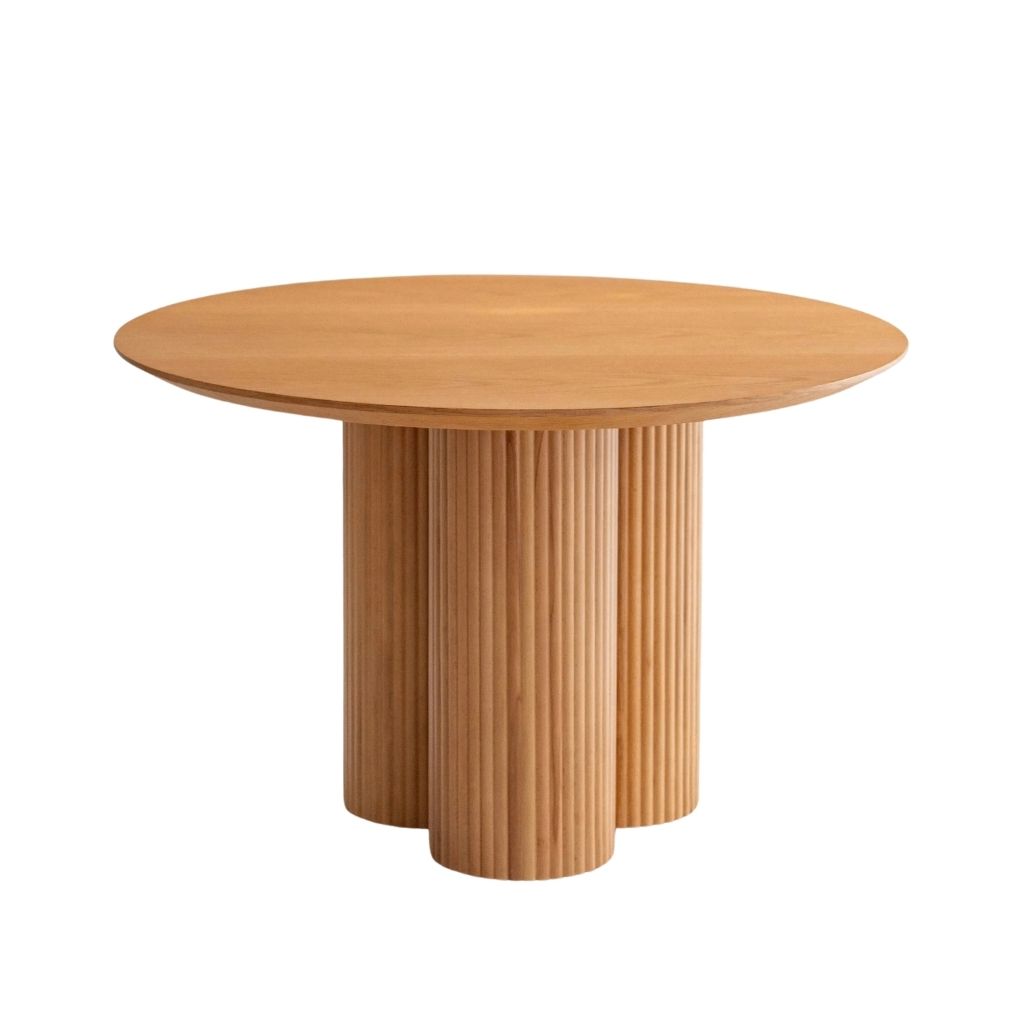 طاولة طعام دائرية أيلا من الخشب البلوط الطبيعي وقاعدة منحوتة 0