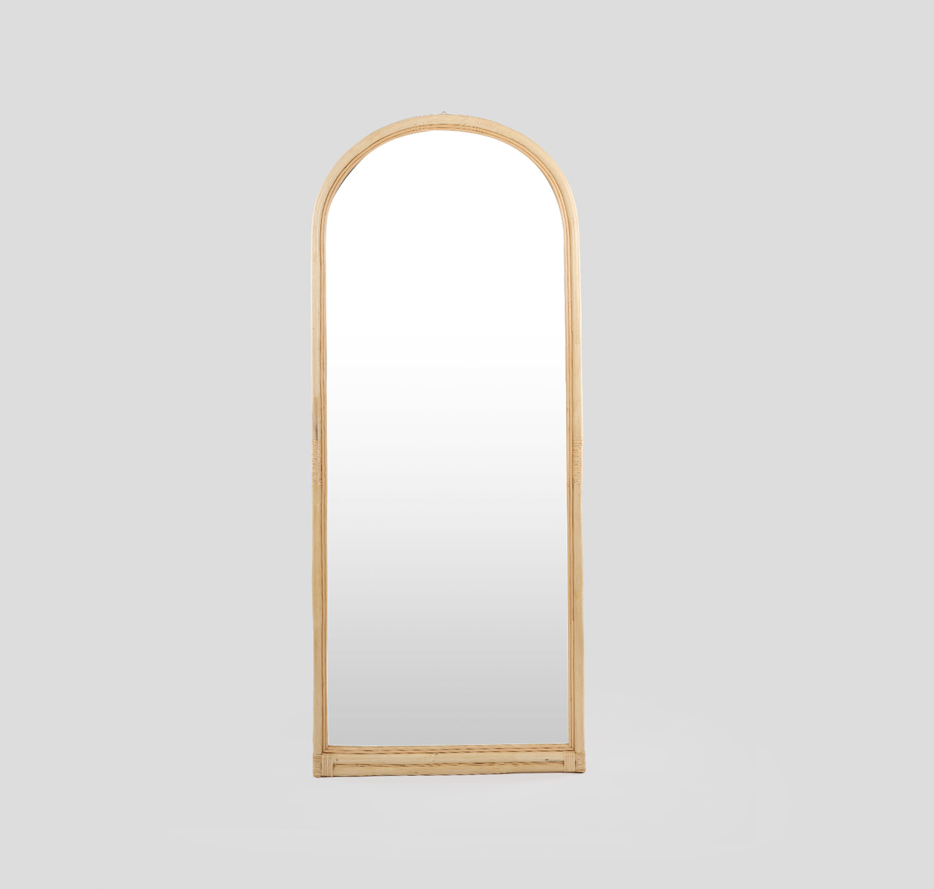 مرآة حائط أوفال مقوسة من الخيزران image