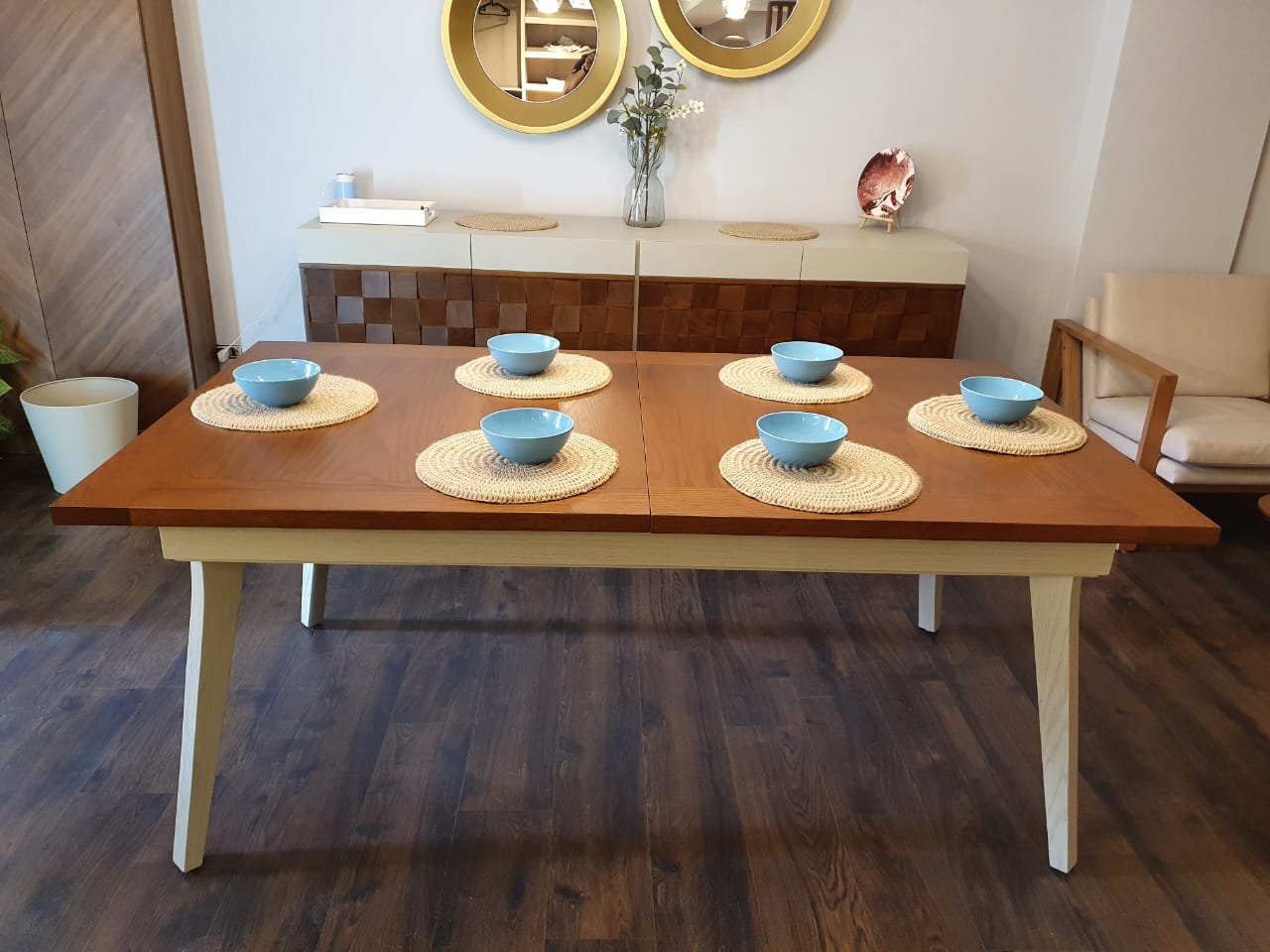 طاولة طعام نيا قابلة للتمدد بسطح من قشرة خشب البلوط الطبيعي وأرجل من خشب البلوط الصلب 0