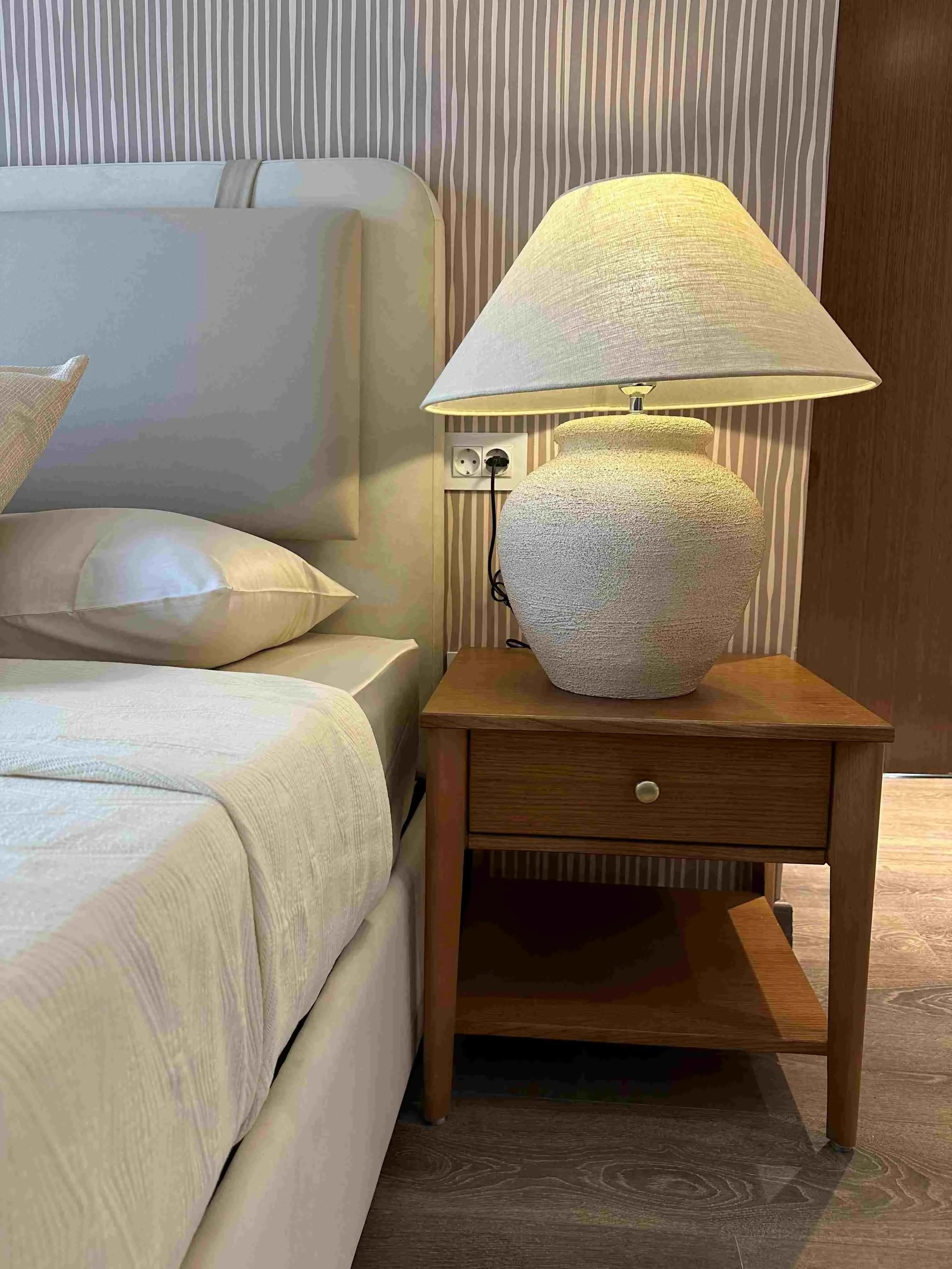 Lila Night stand With Oak Veneer & Brass Handle 1
