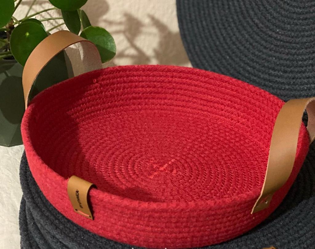 Handmade woven decorative red plate 0