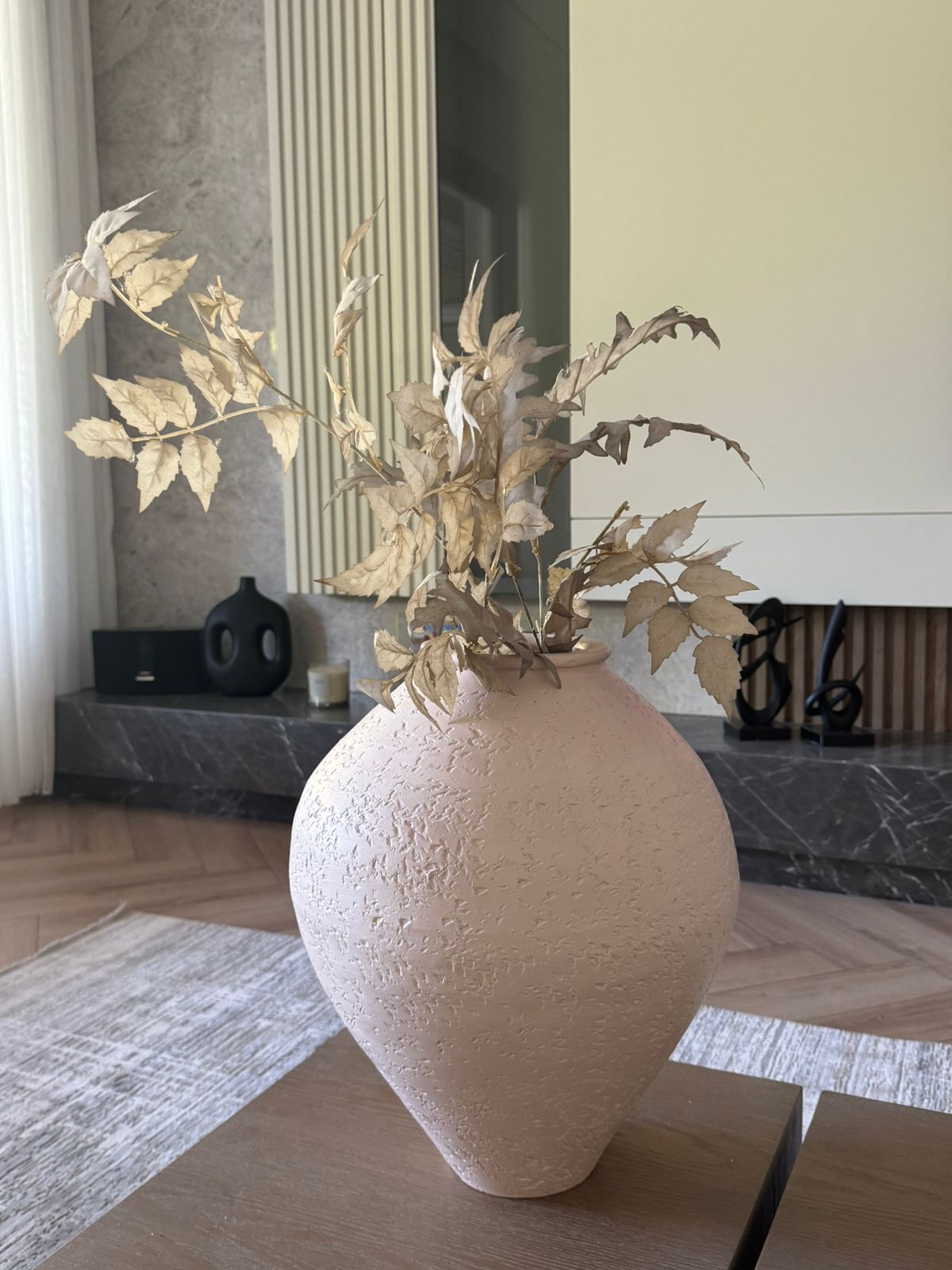 Lira Pottery Vase – Hammered Artistic Design 1