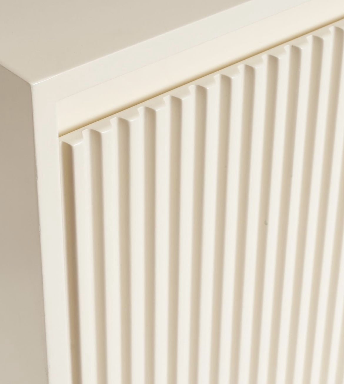 Fluted Off-White Lacquered TV Unit With Four Drawers 2