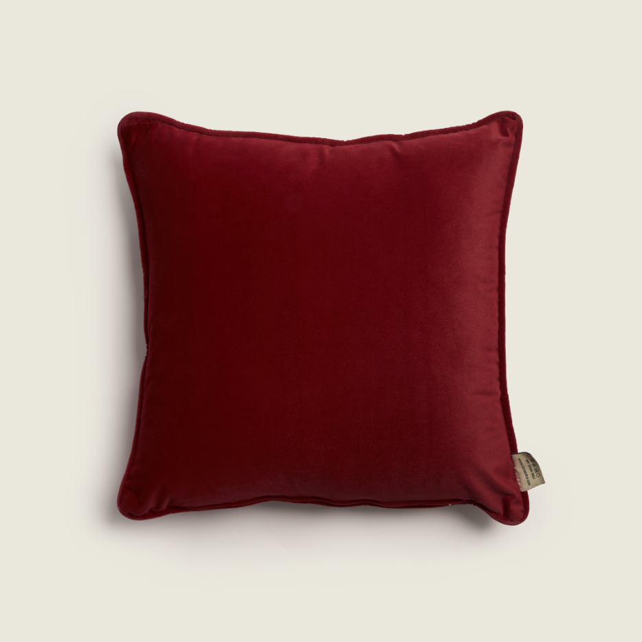 Giraffe Love - Velvet Cushion 1