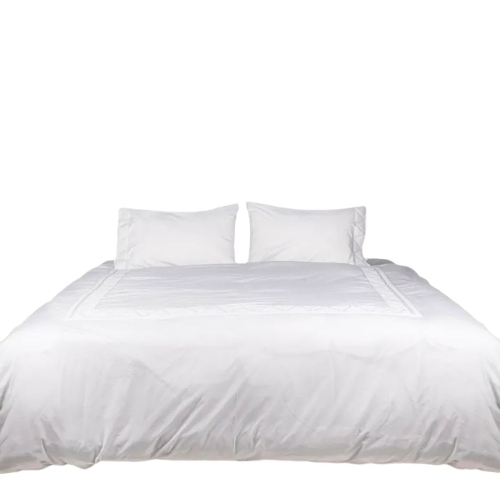 Border Triangles Tufted Duvet Set in White 0