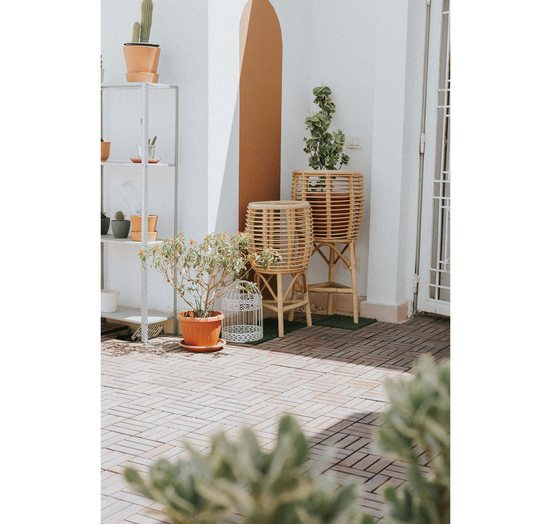 Curvo bamboo planter stand 2