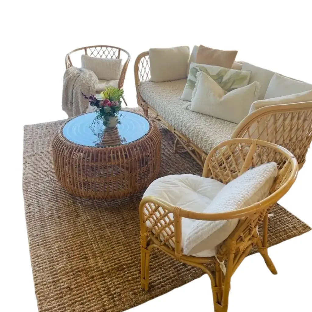 طقم خارجي من البامبو مع كراسي وطاولة