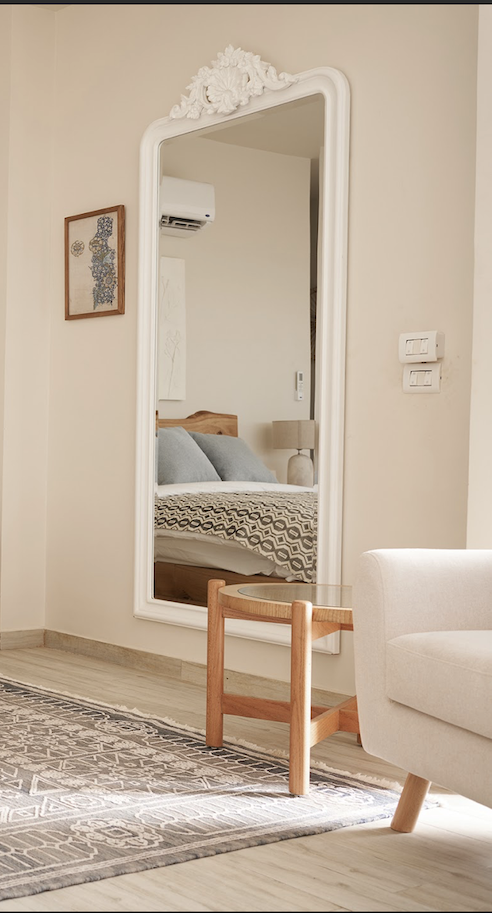 Baroness White Wall Mirror - Classic Elegance 1
