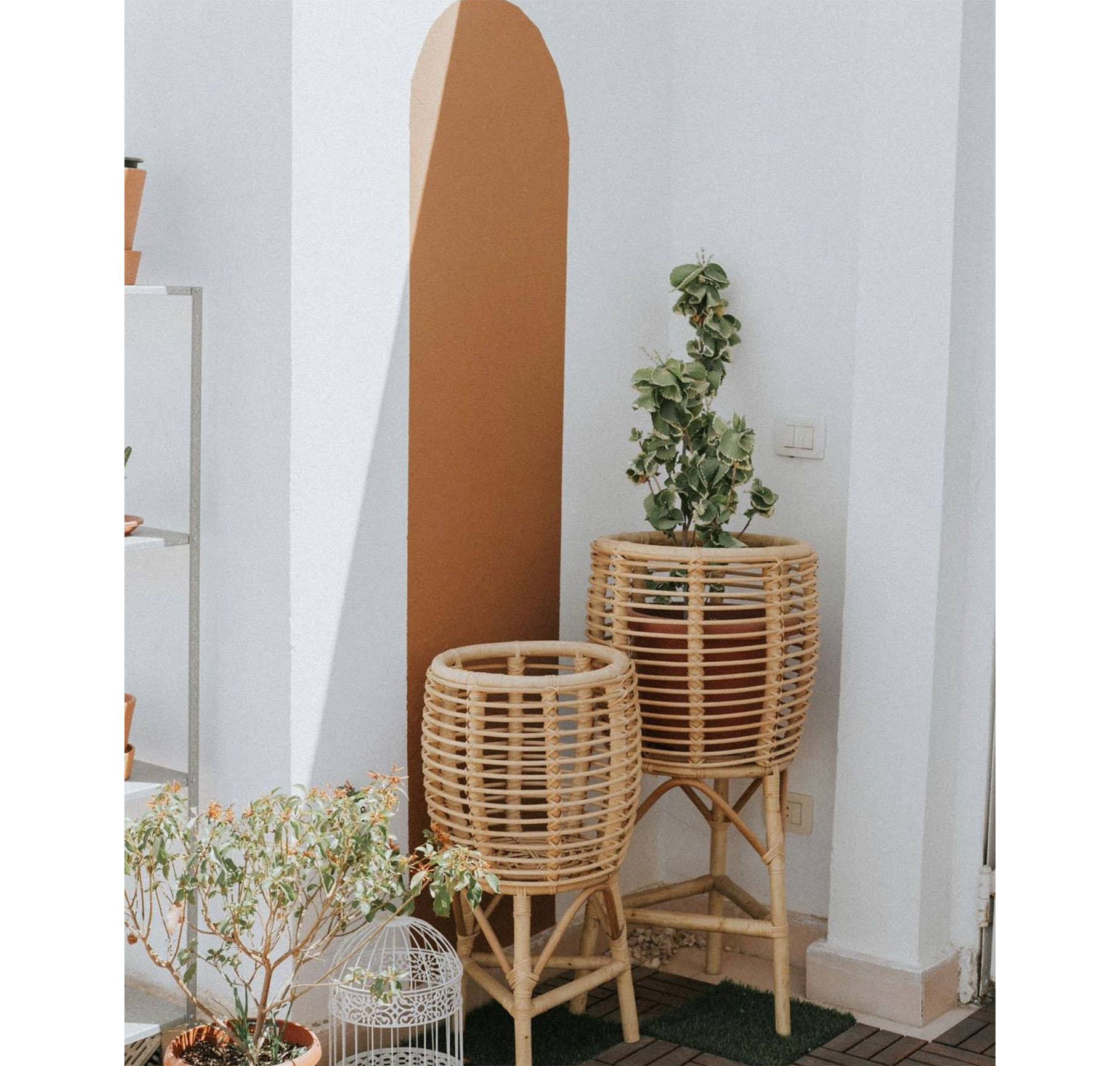Curvo bamboo planter stand 1