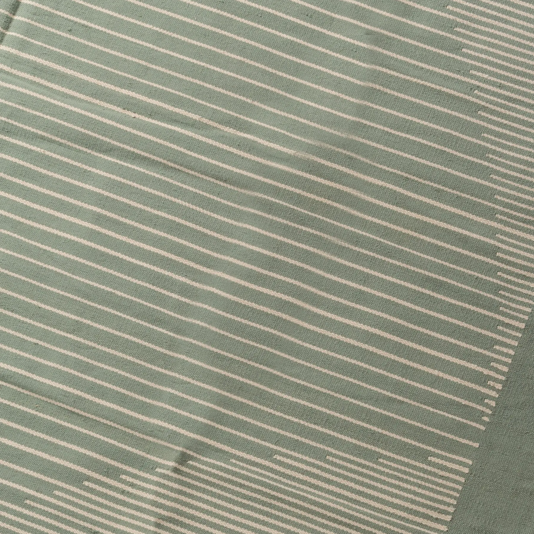 Handwoven Lotus Cotton Rug – Minimalist Modern Design 1
