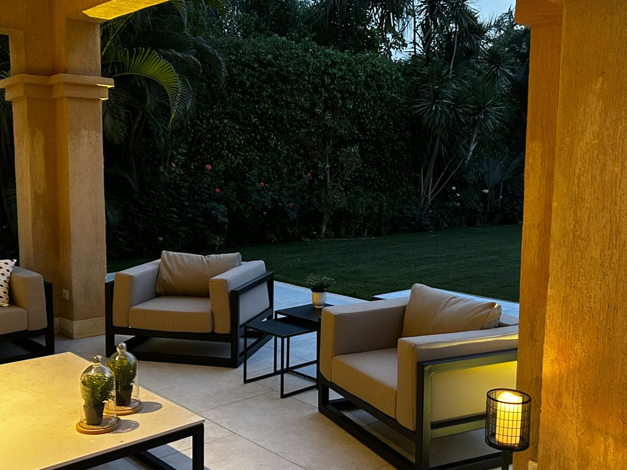 Arm Chair With Cushioned Body 0