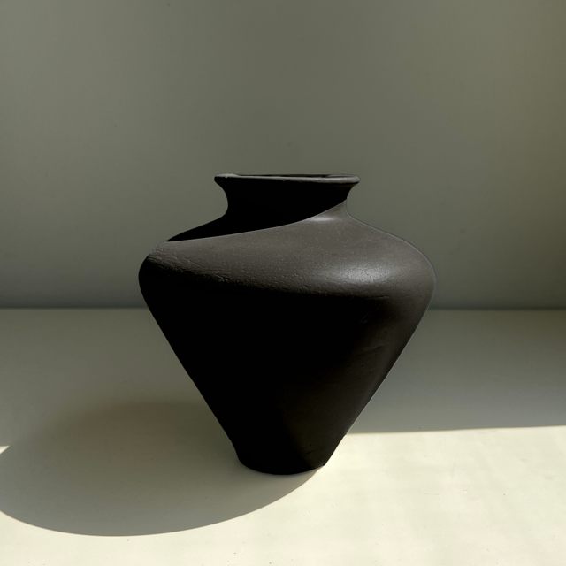 Asian vase in Black 0