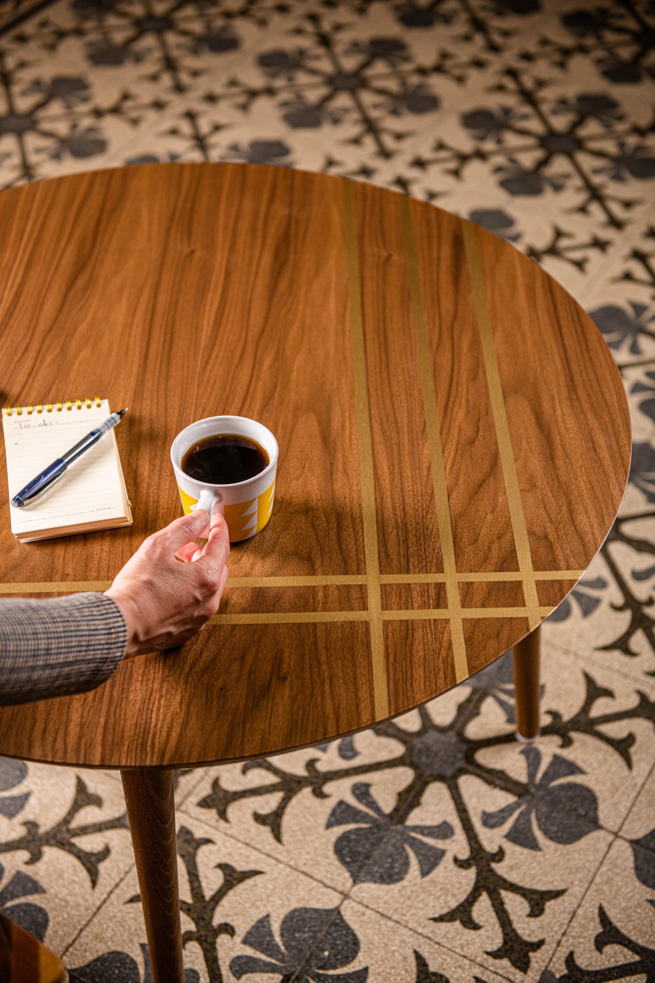 Striped Coffee Table - Round Design - Walnut Veneer 1